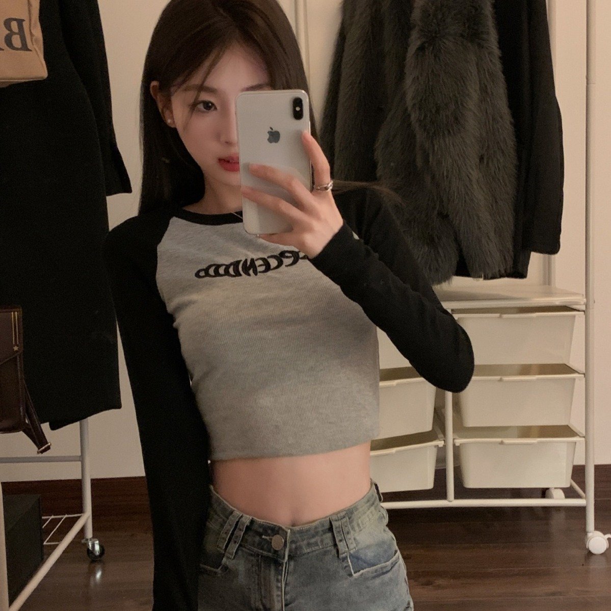 レディース トップス Tシャツ 長袖 スリム 秋 きれいめ 通勤 ショート ラウンドネック 刺繍 学生 上品 シャツ ポリエステル