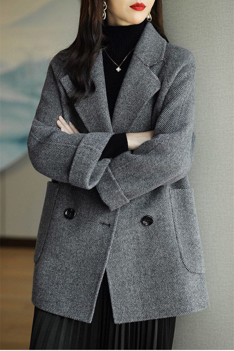 ヘリンボーン柄 レディース ジャケット アウター 上着 羽織 前開き テーラードジャケット ミディアム 長袖 ラグラン 襟付き フェミニン ポケット コンサバ ボタン かわいい 大人可愛い きれいめ シンプル カジュアル 上品 おしゃれ こなれ感 フォーマル 抜け感 ベーシック 春 秋 冬 通勤 学生 学校 通学 デート お出かけ お泊まり 女子会 休日 高原 ガーデン ショッピング カフェ 普段使い 着回し 定番 S M L XL ゆったり グレー カーキ ピンク