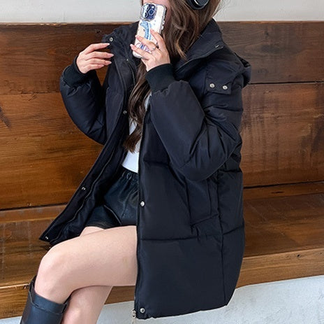 レディース アウター 上着 ミディアム ダウンコート ダウンジャケット 膝上 長袖 スタンドカラー フード ストレート Iライン フェミニン ストリート もこもこ アメカジ きれいめ シンプル カジュアル おしゃれ かっこいい スポーティー ガーリー 抜け感 キュート クラシカル ベーシック アメリカン アクティブ ナチュラル 無地 秋 冬 お出かけ アウトドア キャンプ 旅行 暖かい 防寒 普段使い 着回し S M L XL 2XL 小さいサイズ 大きいサイズ ゆったり 黒 ブラック 黄色 イエロー