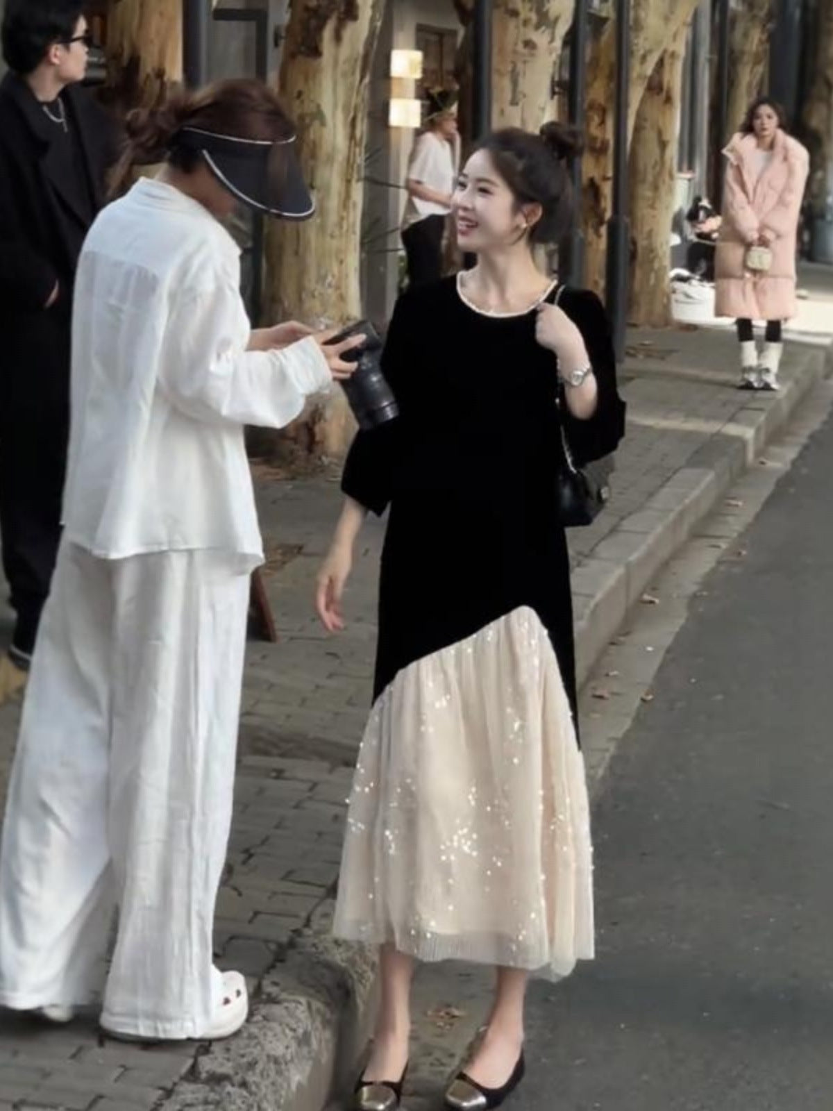 レディース ワンピース 膝下 ミモレ ロング 長袖 ドロップショルダー ラウンドネック Aライン 裾ワイド フェミニン 切り替えデザイン バイカラー 配色 レース 異素材ミックス バイカラー かわいい 大人可愛い きれいめ シンプル おしゃれ こなれ感 エレガント 存在感 抜け感 ラグジュアリー シック 無地 秋冬 誕生日 ハロウィン クリスマス バレンタイン デート お出かけ イベント レストラン 女子会 ホテル コンサート 清楚 インスタ映え L XL 2XL 3XL 大きいサイズ ベーシックカラー