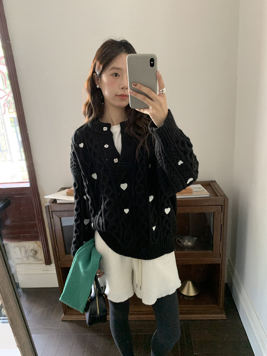 レディース トップス ニット セーター ミディアム 長袖 ヘンリーネック オーバーサイズ フェミニン かわいい 大人可愛い シンプル カジュアル おしゃれ こなれ感 ラフ ガーリー ルーズ 個性的 存在感 キュート ナチュラル ケーブル柄 ハート柄 秋 冬 ママ 通勤 学生 学校 部活 デート お出かけ お泊まり アウトドア 旅行 公園 女子会 休日 ショッピング ライブ カフェ ランチ お家時間 韓国 コーデ 普段使い モテ ゆったり ゆる フリーサイズ ブラック ベージュ ベーシックカラー 大人カラー
