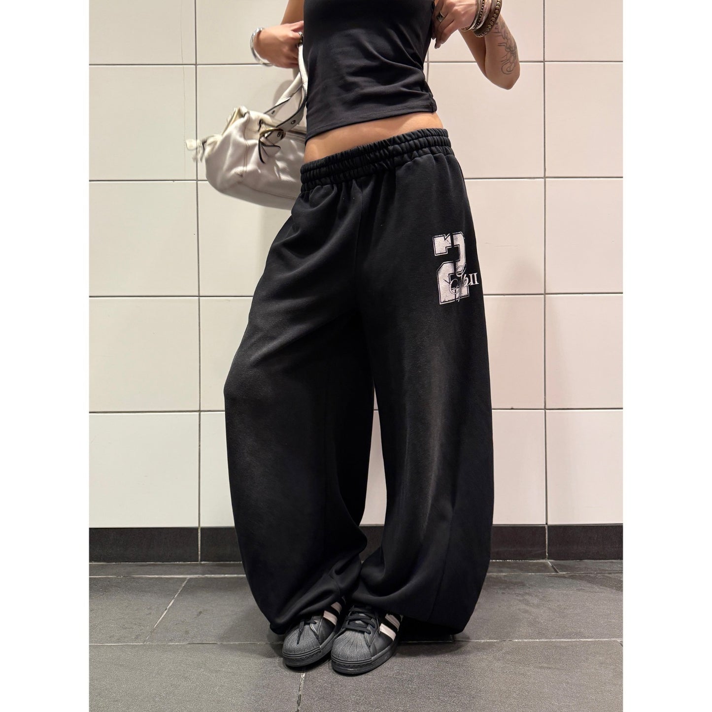 レディース パンツ ボトムス ロングパンツ ワイドパンツ ロング ワイド ストレート Iライン 裾ワイド ポケット ハイウエスト ウエストゴム 薄手 大人可愛い おしゃれ かっこいい エキゾチック こなれ感 ラフ ボーイッシュ 個性的 主役級 存在感 ロゴ 春 夏 秋 冬 オールシーズン ママ デート お出かけ お泊まり 旅行 ジム 公園 女子会 韓国 オルチャン 楽ちん 体型カバー 普段使い インスタ映え S M L XL 2XL 大きいサイズ ゆったり ゆる 黒 ブラック ブルー
