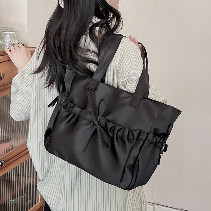 バッグ かばん 鞄 レディースバック ショルダーバッグ サテン リボン ファスナー 光沢 かわいい 大人可愛い きれいめ シンプル カジュアル 大人 上品 おしゃれ かっこいい レトロ 大人可愛い 大人女子 こなれ感 個性的 主役級 存在感 オールシーズン ベーシック ナチュラル キュート ガーリー 無地 レディース 女性用 ママ OL 通勤 オフィス 学生 通学 デート お出かけ 女子会 お泊まり 旅行 ランチ リゾート 休日 ショッピング イベント コンパ デイリー 普段使い トレンド モテ 高見え