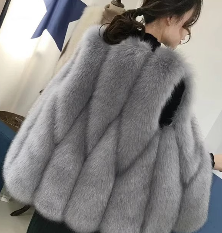 レディース ベスト 上着 ファー 羽織 前開き ミドル丈 袖なし ノースリーブ Vネック 襟なし Iライン フェミニン もこもこ ふわふわ 前開き かわいい 大人可愛い きれいめ シンプル カジュアル 上品 おしゃれ エレガント ラグジュアリー 無地 秋 冬 通勤 デート お出かけ パーティー イベント 旅行 レストラン 女子会 休日 バカンス ホテル ショッピング カフェ コーデ 楽ちん 暖かい 防寒 体型カバー 普段使い S M L XL 2XL 大きいサイズ 白 ホワイト グレー