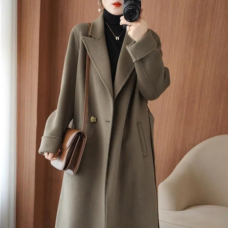 レディース コート アウター 上着 ロングコート チェスター 膝下 ミモレ ミドル丈 長袖 ドロップショルダー Vネック 襟付き 角襟 ベルト ウエストマーク ポケット ボタン 大人可愛い きれいめ シンプル カジュアル 上品 おしゃれ こなれ感 エレガント 都会的 無地 秋 冬 ママ オフィス ビジネス OL 通勤 学生 学校 通学 デート お出かけ 旅行 レストラン 女子会 休日 ホテル ショッピング カフェ 普段使い 着回し M L ブラック ブルー ベーシックカラー キャメル