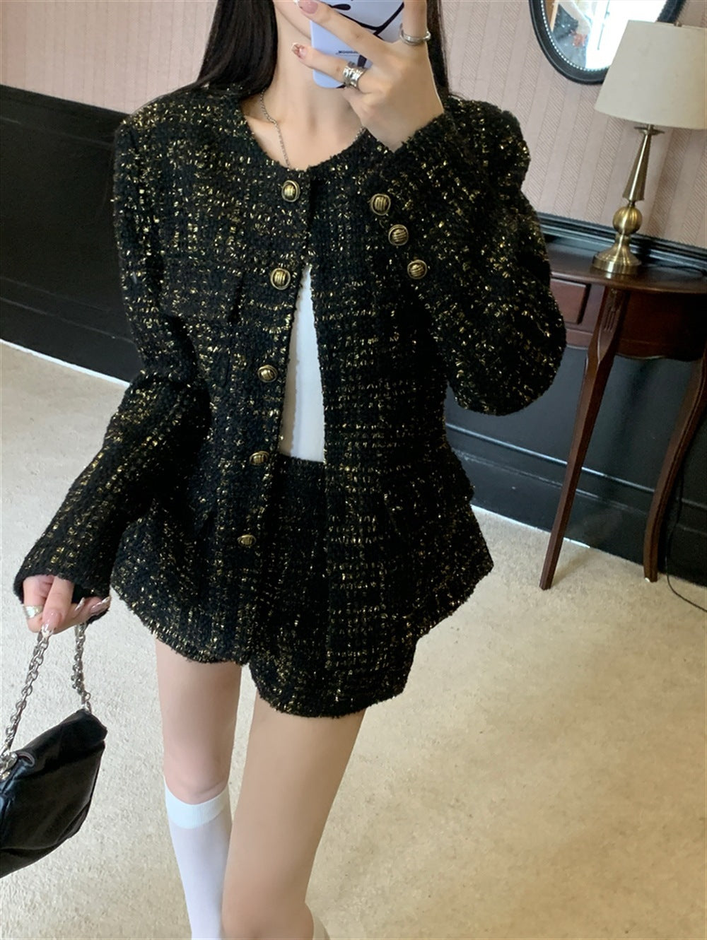 レディース ジャケット パンツ ボトムス セットアップ ショートパンツ ショート 長袖 ラウンドネック 襟なし タイト スリム 細身 フリル ポケット ハイウエスト 前開き ボタン 大人可愛い きれいめ おしゃれ こなれ感 個性的 クール モード系 抜け感 都会的 無地 春 秋 冬 ロングシーズン ママ デート お出かけ 旅行 女子会 合コン 韓国 オルチャン 美脚 脚長 普段使い 着回し モテ 清楚 トレンド インスタ映え S M L 黒 ブラック