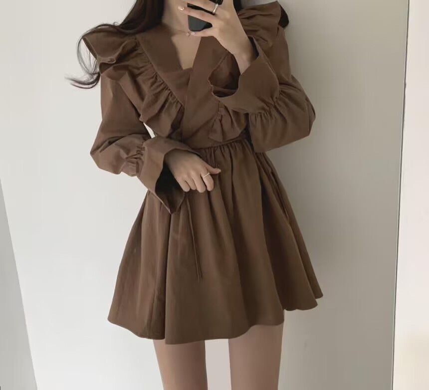 レディース ワンピース ミニ ショート 長袖 フリル袖 カシュクール フリルカラー フレア Aライン フェミニン フリル ウエストマーク ウエストリボン ハイウエスト かわいい 大人可愛い おしゃれ ガーリー エレガント ラブリー キュート ロリータ 都会的 ラグジュアリー クラシカル ロマンティック 無地 春 秋 デート お出かけ イベント レストラン 休日 美脚 脚長 清楚 トレンド 流行 インスタ映え S M L XL 2XL 小さいサイズ 大きいサイズ 白 ホワイト 黒 ブラック 茶色 ブラウン