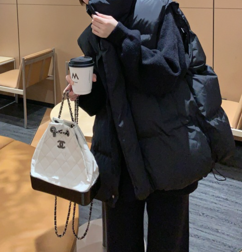 レディース ジャケット ベスト 上着 ダウン 前開き 袖なし ノースリーブ ハイネック オーバーサイズ  ストリート ファスナー ポケット かわいい 大人可愛い きれいめ シンプル カジュアル 上品 おしゃれ こなれ感 ラフ 主役級 存在感 抜け感 無地 春 秋 冬 通勤 デート お出かけ アウトドア キャンプ リゾート 旅行 公園 女子会 休日 ショッピング 韓国 オルチャン コーデ 楽ちん 暖かい 防寒 体型カバー 普段使い S M L XL 黒 ブラック オフホワイト カーキ ブルー
