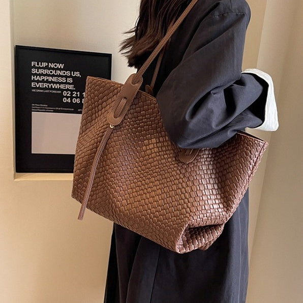 バッグ かばん 鞄 レディースバック トートバッグ 大容量 便利 軽量 編み込みバッグ かわいい 大人可愛い きれいめ シンプル カジュアル 大人 上品 おしゃれ かっこいい レトロ 大人可愛い 大人女子 こなれ感 個性的 主役級 存在感 オールシーズン ベーシック ナチュラル エレガント 無地 レディース 女性用 ママ OL 通勤 オフィス 学生 通学 デート お出かけ 女子会 お泊まり 旅行 ランチ リゾート 休日 ショッピング イベント コンパ デイリー 普段使い トレンド モテ 高見え 高級感