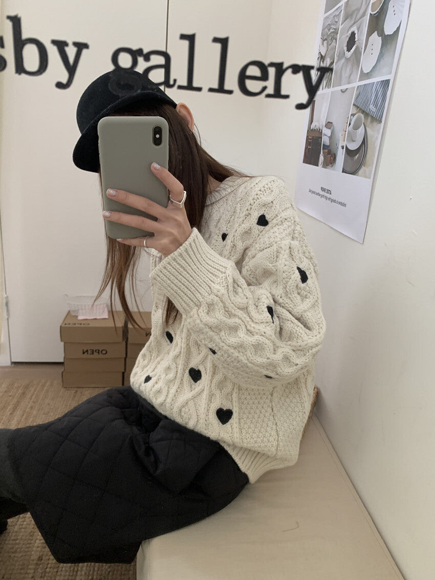 レディース トップス ニット セーター ミディアム 長袖 ヘンリーネック オーバーサイズ フェミニン かわいい 大人可愛い シンプル カジュアル おしゃれ こなれ感 ラフ ガーリー ルーズ 個性的 存在感 キュート ナチュラル ケーブル柄 ハート柄 秋 冬 ママ 通勤 学生 学校 部活 デート お出かけ お泊まり アウトドア 旅行 公園 女子会 休日 ショッピング ライブ カフェ ランチ お家時間 韓国 コーデ 普段使い モテ ゆったり ゆる フリーサイズ ブラック ベージュ ベーシックカラー 大人カラー
