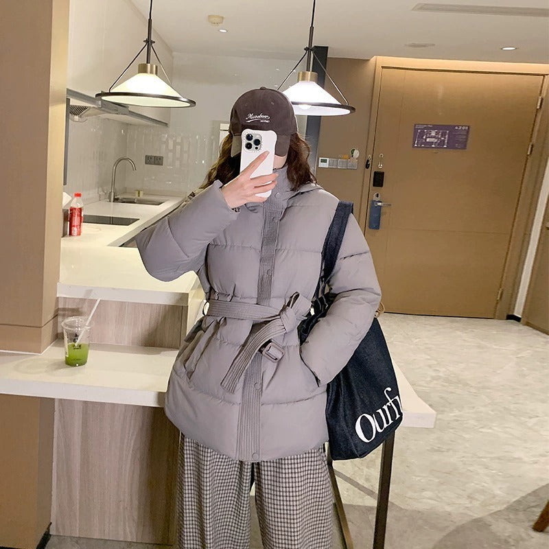 レディース ジャケット コート アウター 上着 中綿ジャケット 長袖 フード 取り外し可能 フェミニン ファスナー ポケット ボタン ウエストベルト 中綿 かわいい 大人可愛い きれいめ シンプル カジュアル 上品 おしゃれ こなれ感 ガーリー エレガント 抜け感 ベーシック 無地 秋 冬 通勤 学生 学校 通学 デート お出かけ お泊まり 女子会 休日 高原 ガーデン ショッピング カフェ 暖かい 防寒 普段使い 着回し 定番 S M L XL ゆったり 黒 ブラック 茶色 ブラウン グレー ベージュ