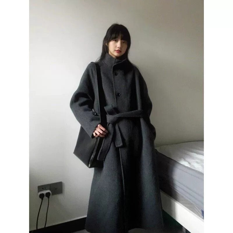 レディース コート アウター 上着 ロングコート 膝下 ミモレ ミドル丈 長袖 スタンドカラー ワイド ベルト ウエストマーク ポケット 前開き ボタン コンサバ 大人可愛い きれいめ シンプル カジュアル 上品 おしゃれ こなれ感 クール エレガント 抜け感 シック 無地 秋 冬 ママ OL 通勤 学生 学校 通学 デート お出かけ 旅行 レストラン 女子会 休日 ホテル ショッピング カフェ モノトーン 普段使い 着回し S M L XL 2XL 大きいサイズ ゆったり 黒 ブラック ダークグレー