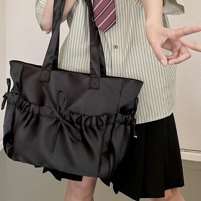 バッグ かばん 鞄 レディースバック ショルダーバッグ サテン リボン ファスナー 光沢 かわいい 大人可愛い きれいめ シンプル カジュアル 大人 上品 おしゃれ かっこいい レトロ 大人可愛い 大人女子 こなれ感 個性的 主役級 存在感 オールシーズン ベーシック ナチュラル キュート ガーリー 無地 レディース 女性用 ママ OL 通勤 オフィス 学生 通学 デート お出かけ 女子会 お泊まり 旅行 ランチ リゾート 休日 ショッピング イベント コンパ デイリー 普段使い トレンド モテ 高見え