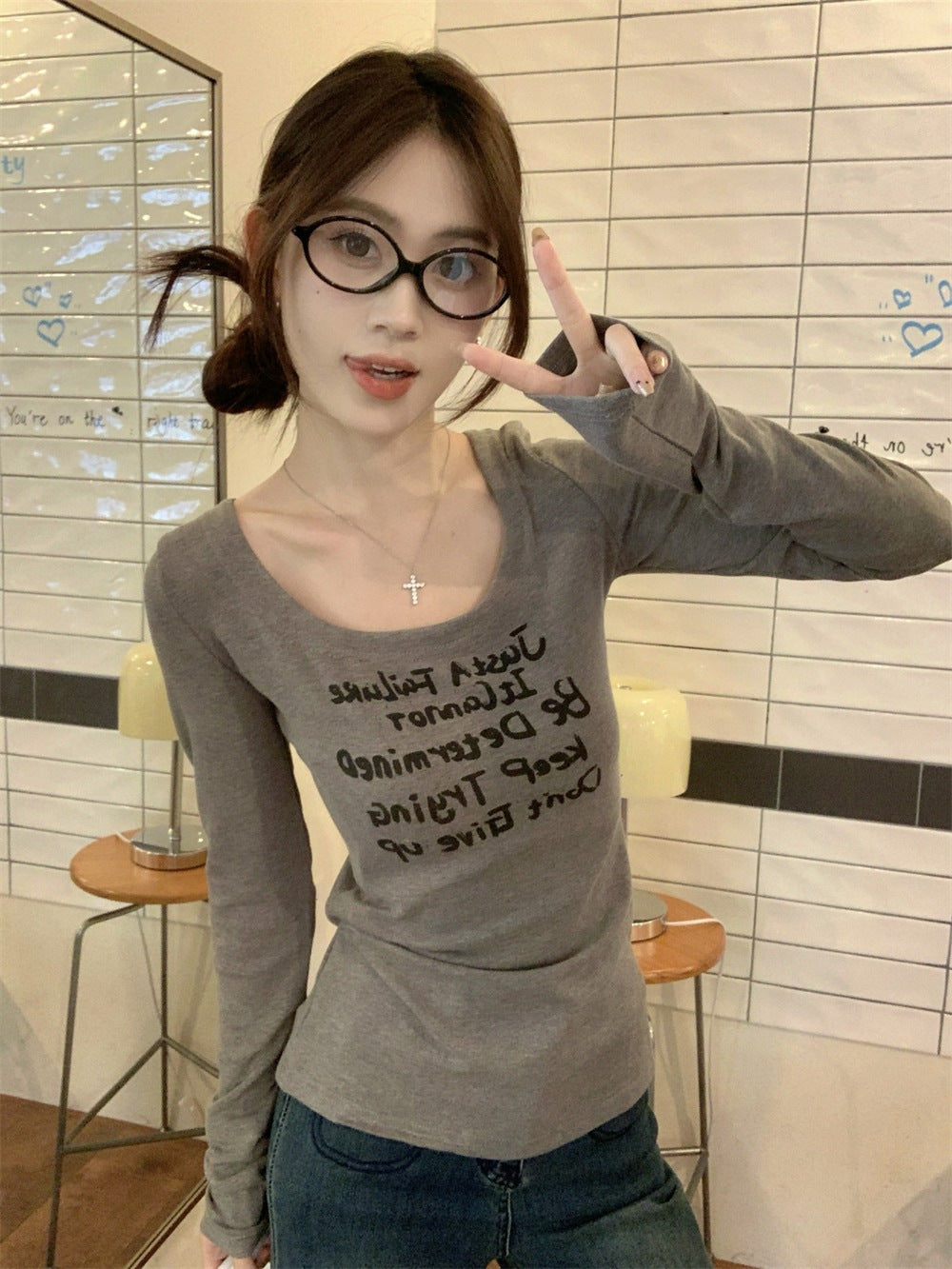 レディース トップス ロンT シャツ カットソー インナー 長袖 萌袖 Uネック ラウンドネック タイト スリム 細身 ストリート 伸縮性 アメカジ シンプル カジュアル おしゃれ こなれ感 ラフ 抜け感 無地 ロゴ 英字 春 夏 秋 冬 学生 通学 お出かけ イベント 公園 休日 ショッピング ライブ フェス モノトーン 韓国 オルチャン コーデ 楽ちん 普段使い 着回し 定番 S M L XL グレー ベーシックカラー 大人カラー
