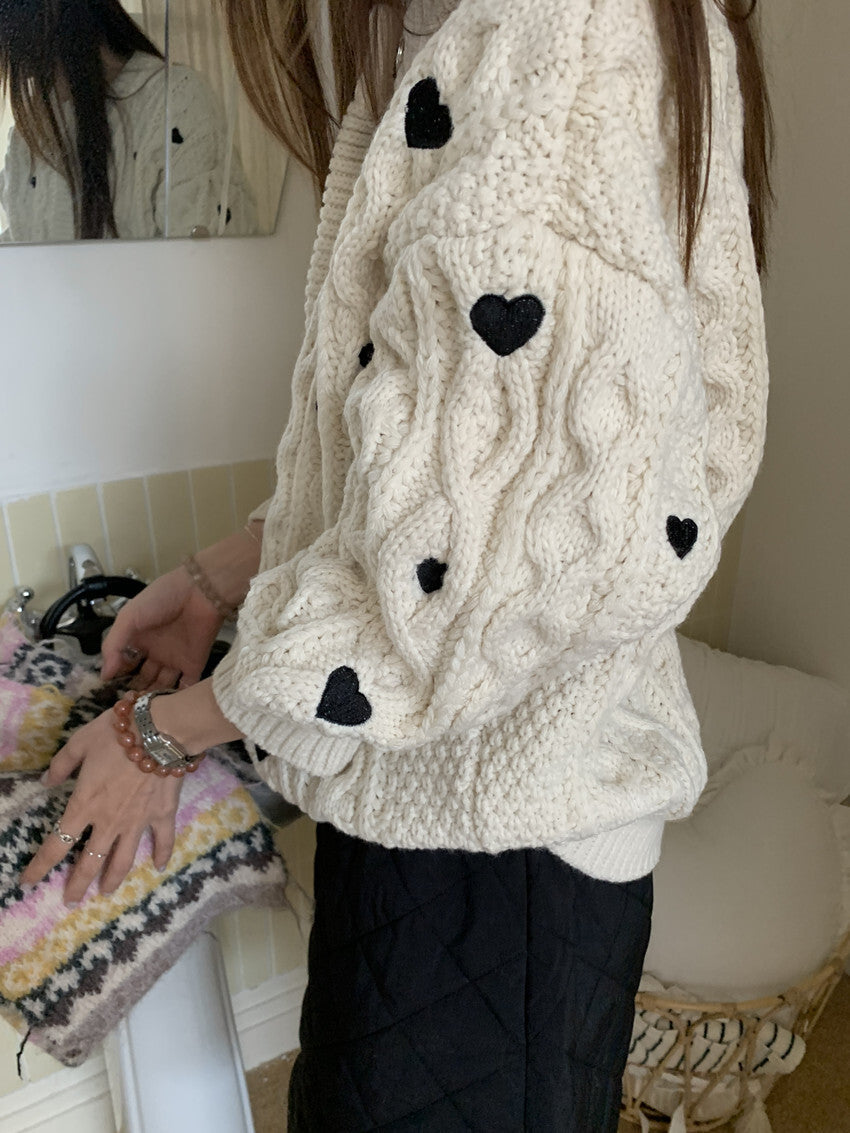 レディース トップス ニット セーター ミディアム 長袖 ヘンリーネック オーバーサイズ フェミニン かわいい 大人可愛い シンプル カジュアル おしゃれ こなれ感 ラフ ガーリー ルーズ 個性的 存在感 キュート ナチュラル ケーブル柄 ハート柄 秋 冬 ママ 通勤 学生 学校 部活 デート お出かけ お泊まり アウトドア 旅行 公園 女子会 休日 ショッピング ライブ カフェ ランチ お家時間 韓国 コーデ 普段使い モテ ゆったり ゆる フリーサイズ ブラック ベージュ ベーシックカラー 大人カラー
