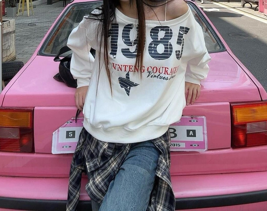 レディース トップス ロンT スウェット ミドル丈 長袖 ワンショルダー 襟なし オーバーサイズ  ストリート アメカジ カジュアル おしゃれ かっこいい こなれ感 ラフ ボーイッシュ スポーティー ルーズ 個性的 クール 学生風 ベーシック アメリカン アクティブ ワイルド プリント 春 秋 ロングシーズン ママ 通勤 学生 デート お出かけ お泊まり アウトドア 旅行 休日 お家時間 普段使い トレンド M L XL 2XL 大きいサイズ ゆったり ゆる ホワイト ネイビー ベーシックカラー
