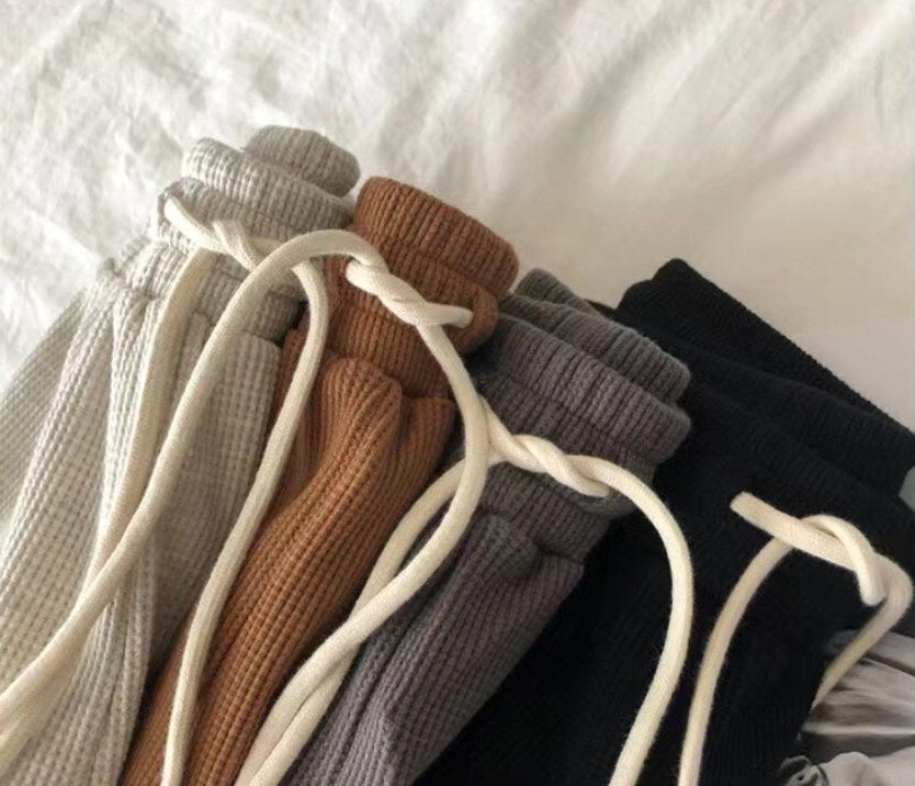 レディース パンツ ボトムス ルームウェア 部屋着 ショートパンツ ワイドパンツ ショート 膝上 フェミニン ポケット ハイウエスト ウエストゴム ドロスト アメカジ 大人可愛い きれいめ シンプル カジュアル 上品 おしゃれ こなれ感 ラフ 抜け感 ベーシック 無地 春 夏 学生 学校 通学 部活 お出かけ お泊まり リゾート 海 ビーチ 公園 休日 ショッピング お家時間 脚長 普段使い 着回し 定番 M L XL 2XL 大きいサイズ ゆったり 黒 ブラック ライトグレー ダークグレー キャラメル
