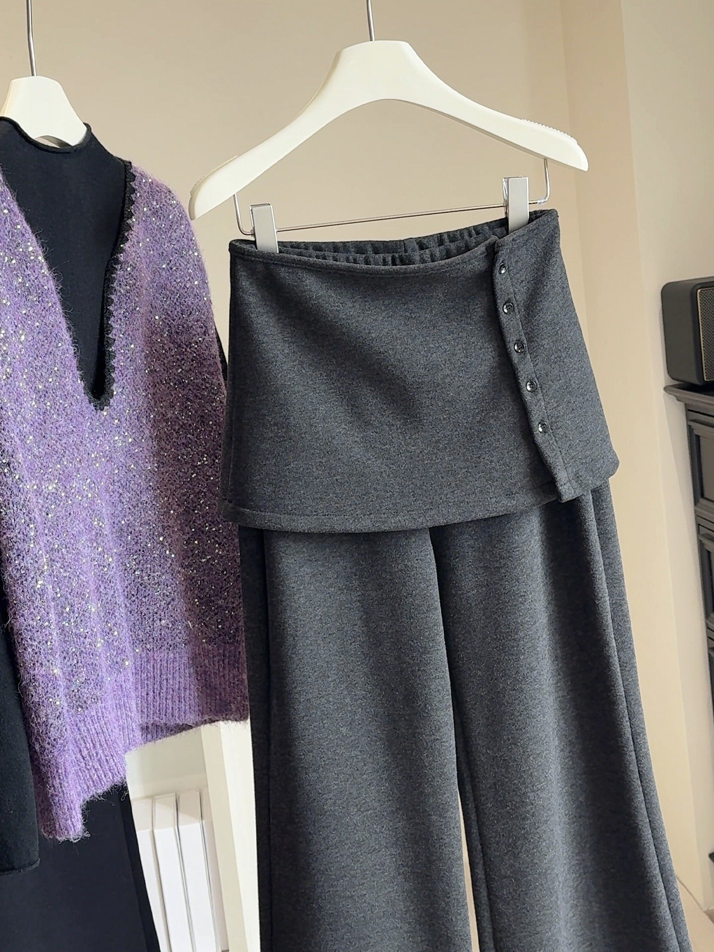 2点セット レディース パンツ ボトムス セットアップ フレア ロングパンツ 丈長 フルレングス ワイド 裾ワイド ウエストゴム 大人可愛い きれいめ シンプル カジュアル おしゃれ かっこいい メンズライク ルーズ 個性的 クール モード系 存在感 ワイルド 無地 春 秋 冬 ママ 通勤 学生 学校 通学 デート お出かけ お泊まり アウトドア キャンプ イベント 旅行 公園 女子会 休日 ショッピング ライブ お花見 カフェ 重ね着 体型カバー 美脚 脚長 トレンド M L XL 黒 ダークグレー