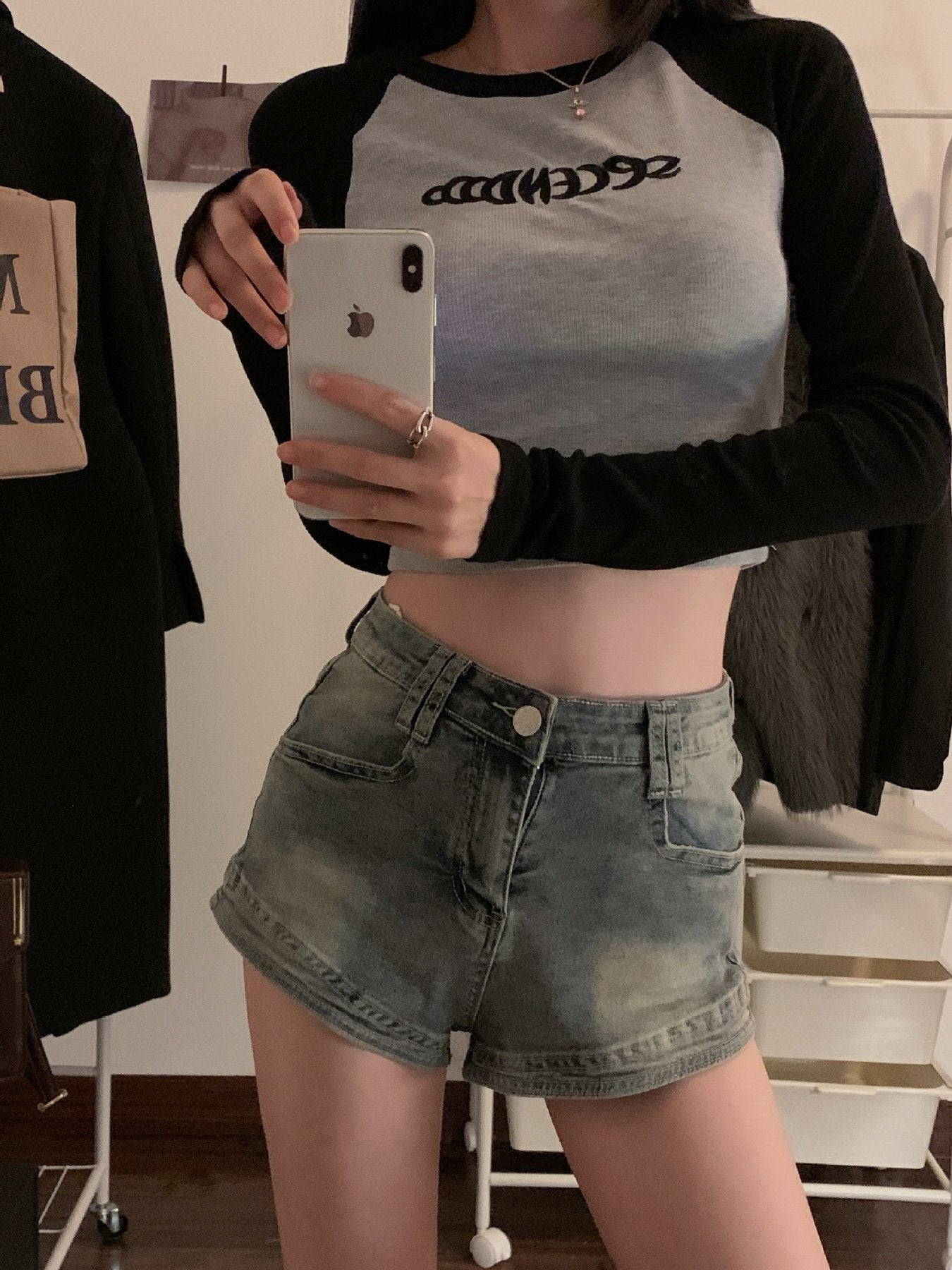 レディース トップス Tシャツ 長袖 スリム 秋 きれいめ 通勤 ショート ラウンドネック 刺繍 学生 上品 シャツ ポリエステル