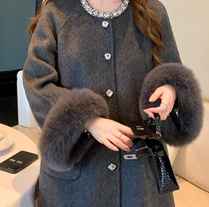 レディース コート アウター 上着 前開き ウール ハーフ 長袖 ボリューム袖 Uネック 襟なし Aライン フェミニン ポケット ボタン ビジュー かわいい 大人可愛い きれいめ シンプル カジュアル 上品 おしゃれ エレガント 主役級 存在感 都会的 無地 秋 冬 デート お出かけ お泊まり パーティー イベント 旅行 レストラン 女子会 休日 ホテル ショッピング カフェ 韓国 オルチャン 体型カバー 美脚 脚長 普段使い モテ 清楚 S M L 黒 ブラック グレー オフホワイト