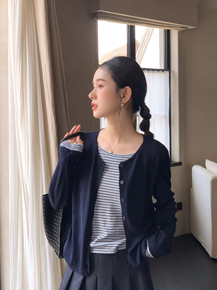 レディース トップス カーディガン 上着 羽織 ショート 長袖 ラウンドネック スリム 細身 前開き ボタン 大人可愛い シンプル カジュアル おしゃれ かっこいい こなれ感 ラフ 個性的 主役級 存在感 無地 春 夏 秋 ママ オフィス 通勤 デート お出かけ 旅行 公園 合コン 重ね着 韓国 オルチャン 体型カバー 美脚 脚長 普段使い 着回し レイヤード モテ 清楚 トレンド 流行 インスタ映え フリーサイズ 白 ホワイト オフホワイト ネイビー