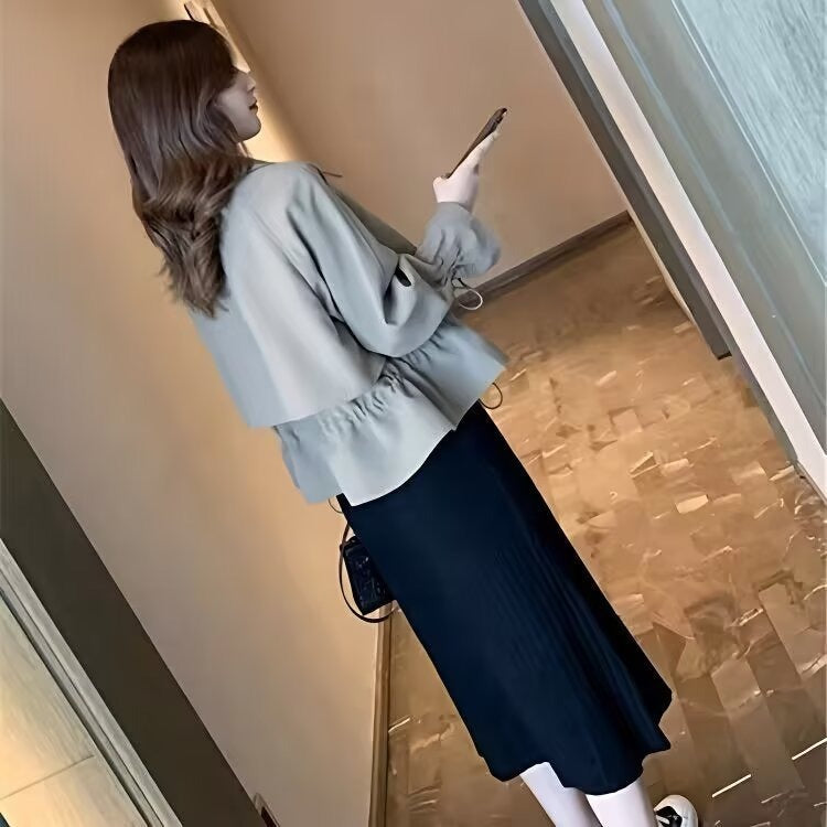 レディース ジャケット コート アウター 上着 トレンチコート ショート丈 ドロスト 長袖 ボリューム袖 萌袖 Vネック 襟付き 前開き ボタン かわいい 大人可愛い シンプル カジュアル おしゃれ こなれ感 ラフ ガーリー 主役級 存在感 抜け感 キュート ナチュラル 無地 春 秋 デート お出かけ 女子会 休日 ショッピング カフェ 重ね着 体型カバー 普段使い 着回し レイヤード モテ 清楚 インスタ映え スタイリッシュ スタイルアップ S M L カーキ ブラック ピンク ライトブラウン ホワイト