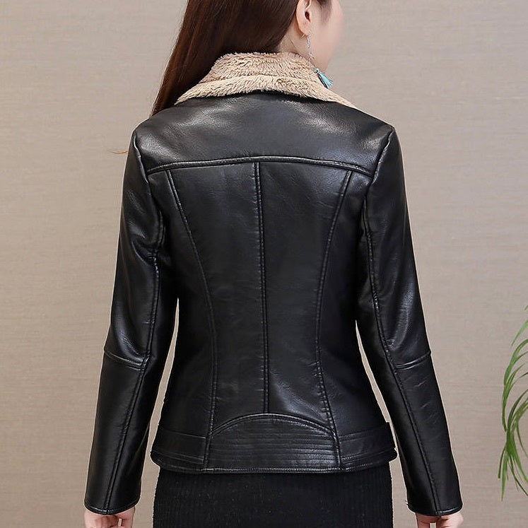 レディース ジャケット アウター 上着 レザージャケット ライダースジャケット 長袖 Vネック 襟付き 角襟 ストリート ポケット 前開き ヴィンテージ アメカジ ボア フェイクレザー 厚手 裏起毛 PU シンプル カジュアル 上品 おしゃれ かっこいい レトロ メンズライク マニッシュ アクティブ ワイルド 無地 秋 冬 お出かけ 休日 ツーリング 重ね着 暖かい 防寒 普段使い 着回し レイヤード 流行 定番 S M L XL 2XL 3XL 小さいサイズ 大きいサイズ 黒 ブラック グレー ベージュ
