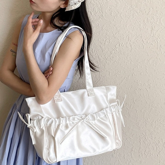 バッグ かばん 鞄 レディースバック ショルダーバッグ サテン リボン ファスナー 光沢 かわいい 大人可愛い きれいめ シンプル カジュアル 大人 上品 おしゃれ かっこいい レトロ 大人可愛い 大人女子 こなれ感 個性的 主役級 存在感 オールシーズン ベーシック ナチュラル キュート ガーリー 無地 レディース 女性用 ママ OL 通勤 オフィス 学生 通学 デート お出かけ 女子会 お泊まり 旅行 ランチ リゾート 休日 ショッピング イベント コンパ デイリー 普段使い トレンド モテ 高見え