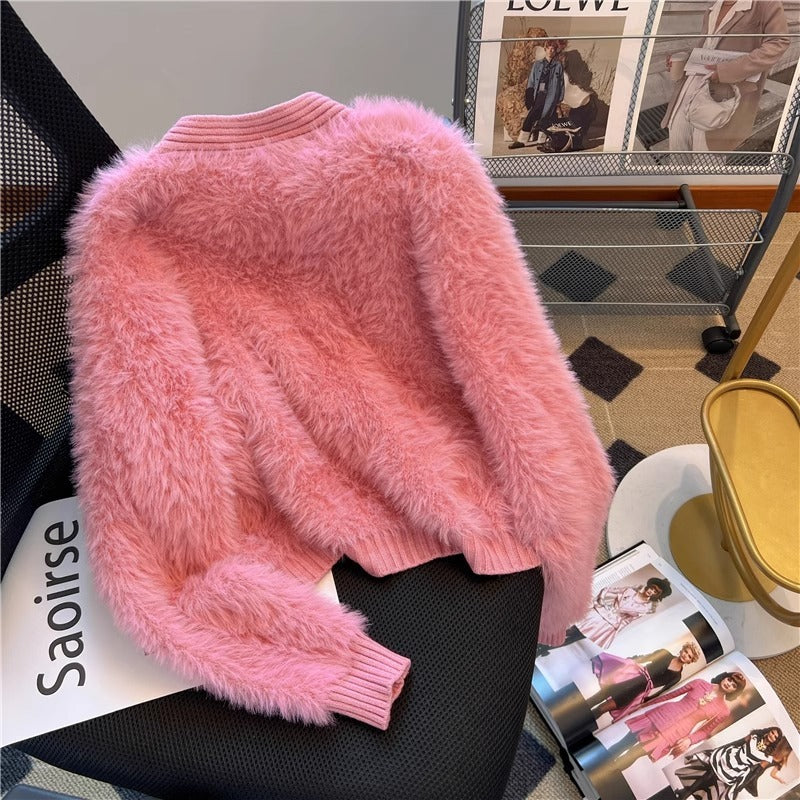 レディース トップス ニット セーター カーディガン ファー 羽織 前開き ショート 長袖 Vネック ストレート フェミニン ふわふわ リブ かわいい 大人可愛い カジュアル おしゃれ ガーリー 主役級 存在感 都会的 ロマンティック 派手 海外セレブ ギャル 秋 冬 10代 20代 30代 40代 デート お出かけ 女子会 休日 ショッピング 合コン カフェ 韓国 オルチャン コーデ 暖かい 脚長 普段使い 着回し トレンド 流行 フリーサイズ 白 ホワイト 黒 ブラック 茶色 ブラウン ピンク ブルー