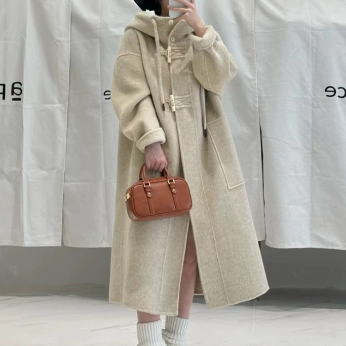 レディース コート アウター 上着 ダッフル ロング 長袖 ハイネック 襟なし フード Iライン ポケット 前開き ボタン かわいい 大人可愛い きれいめ シンプル カジュアル 上品 おしゃれ こなれ感 ラフ 主役級 存在感 都会的 クラシカル 無地 秋 冬 通勤 通学 デート お出かけ パーティー イベント リゾート 旅行 レストラン 女子会 休日 バカンス ホテル ショッピング カフェ 暖かい 防寒 体型カバー 普段使い 定番 S M L ブラック 茶色 ブラウン ダークグレー ベージュ