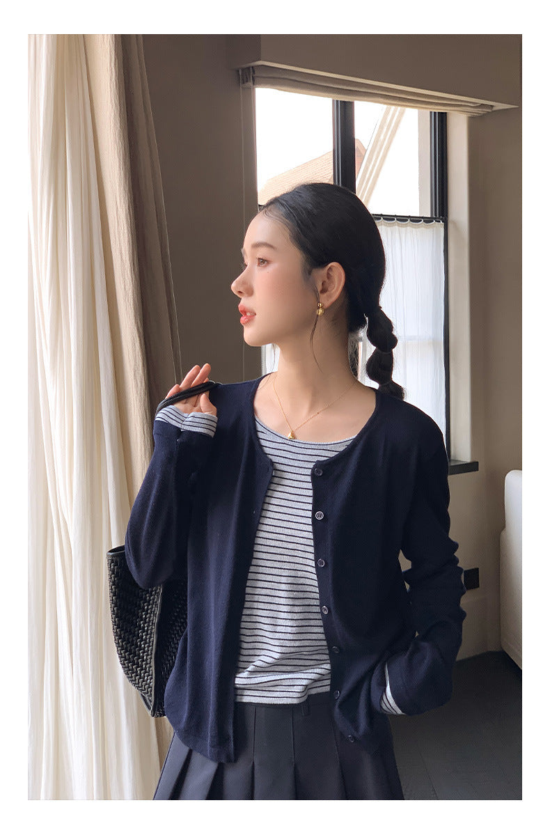 レディース トップス カーディガン 上着 羽織 ショート 長袖 ラウンドネック スリム 細身 前開き ボタン 大人可愛い シンプル カジュアル おしゃれ かっこいい こなれ感 ラフ 個性的 主役級 存在感 無地 春 夏 秋 ママ オフィス 通勤 デート お出かけ 旅行 公園 合コン 重ね着 韓国 オルチャン 体型カバー 美脚 脚長 普段使い 着回し レイヤード モテ 清楚 トレンド 流行 インスタ映え フリーサイズ 白 ホワイト オフホワイト ネイビー