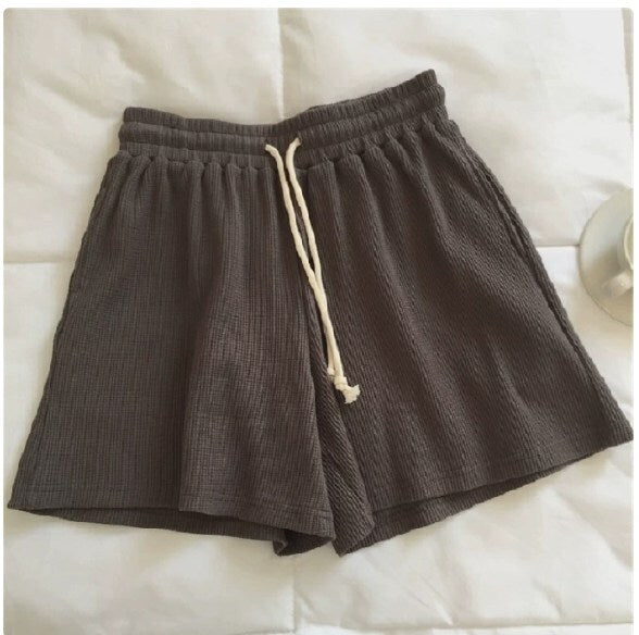 レディース パンツ ボトムス ルームウェア 部屋着 ショートパンツ ワイドパンツ ショート 膝上 フェミニン ポケット ハイウエスト ウエストゴム ドロスト アメカジ 大人可愛い きれいめ シンプル カジュアル 上品 おしゃれ こなれ感 ラフ 抜け感 ベーシック 無地 春 夏 学生 学校 通学 部活 お出かけ お泊まり リゾート 海 ビーチ 公園 休日 ショッピング お家時間 脚長 普段使い 着回し 定番 M L XL 2XL 大きいサイズ ゆったり 黒 ブラック ライトグレー ダークグレー キャラメル