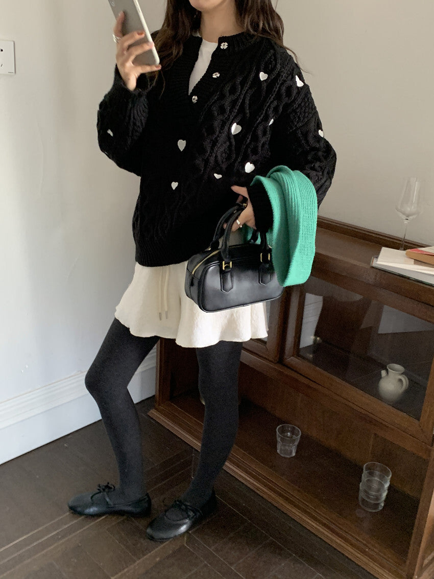 レディース トップス ニット セーター ミディアム 長袖 ヘンリーネック オーバーサイズ フェミニン かわいい 大人可愛い シンプル カジュアル おしゃれ こなれ感 ラフ ガーリー ルーズ 個性的 存在感 キュート ナチュラル ケーブル柄 ハート柄 秋 冬 ママ 通勤 学生 学校 部活 デート お出かけ お泊まり アウトドア 旅行 公園 女子会 休日 ショッピング ライブ カフェ ランチ お家時間 韓国 コーデ 普段使い モテ ゆったり ゆる フリーサイズ ブラック ベージュ ベーシックカラー 大人カラー
