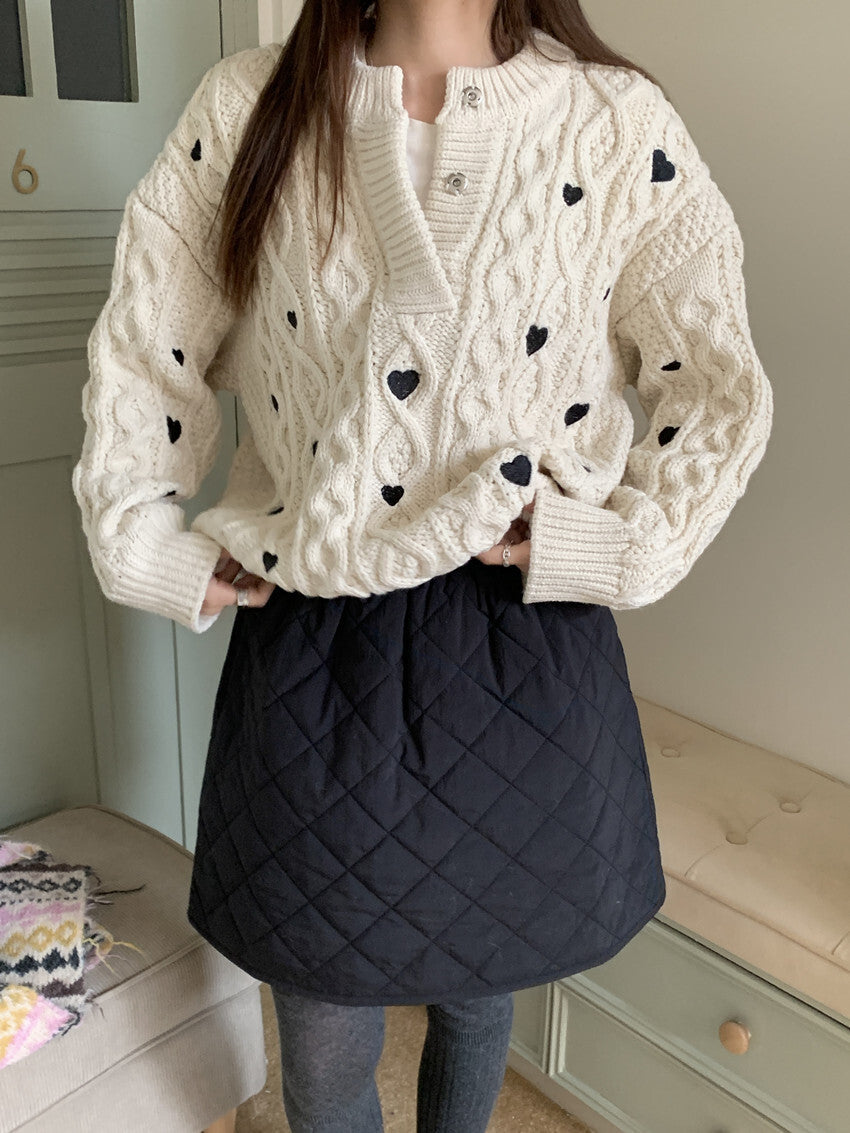 レディース トップス ニット セーター ミディアム 長袖 ヘンリーネック オーバーサイズ フェミニン かわいい 大人可愛い シンプル カジュアル おしゃれ こなれ感 ラフ ガーリー ルーズ 個性的 存在感 キュート ナチュラル ケーブル柄 ハート柄 秋 冬 ママ 通勤 学生 学校 部活 デート お出かけ お泊まり アウトドア 旅行 公園 女子会 休日 ショッピング ライブ カフェ ランチ お家時間 韓国 コーデ 普段使い モテ ゆったり ゆる フリーサイズ ブラック ベージュ ベーシックカラー 大人カラー