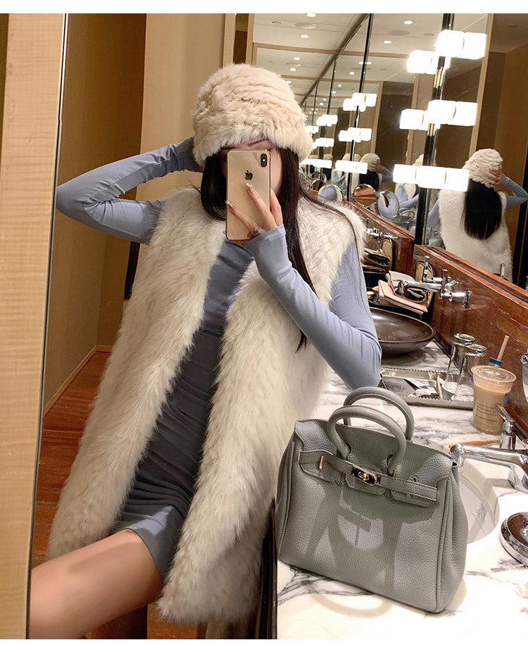 レディース ベスト 羽織 前開き ミディアム 袖なし ノースリーブ Vネック フェミニン フェイクファー かわいい 大人可愛い きれいめ シンプル 上品 おしゃれ こなれ感 存在感 キュート 都会的 ラグジュアリー 無地 秋 冬 誕生日 バレンタイン クリスマス ママ デート お出かけ パーティー イベント 旅行 レストラン 女子会 休日 ホテル ショッピング カフェ 普段使い 着回し ゆったり ゆる フリーサイズ グレー カーキ ベーシックカラー 大人カラー