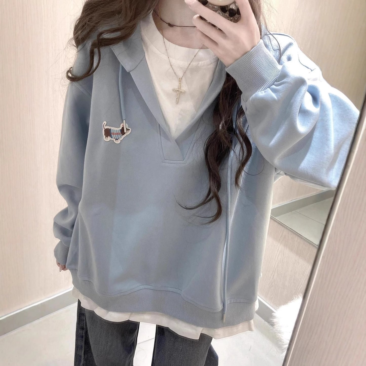 レディース プルオーバー パーカー トレーナー 長袖 Vネック フード ストリート 刺? かわいい 大人可愛い シンプル カジュアル おしゃれ こなれ感 ラフ メンズライク 個性的 主役級 存在感 無地 春 秋 冬 デート お出かけ イベント 旅行 公園 女子会 休日 ショッピング 重ね着 お揃い 韓国 オルチャン コーデ 楽ちん 普段使い 着回し トレンド 流行 M L XL 2XL 水色 ブルー