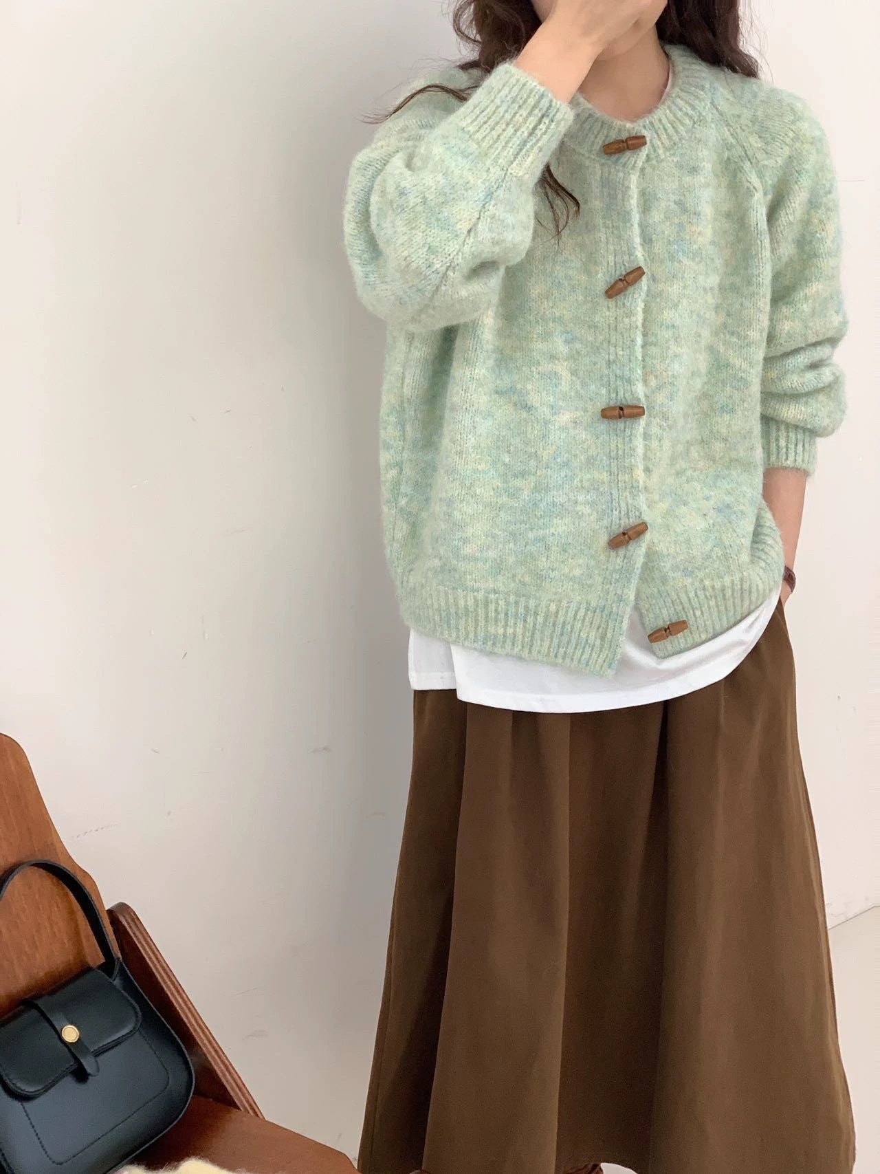 レディース トップス ニット カーディガン アウター 上着 前開き ミドル丈 長袖 ラウンドネック ストレート Iライン スマート ボタン 大人可愛い シンプル おしゃれ かっこいい こなれ感 個性的 主役級 存在感 抜け感 都会的 ベーシック 無地 夏 秋 ロングシーズン ママ オフィス ビジネス デート お出かけ 旅行 女子会 重ね着 韓国 オルチャン 楽ちん 体型カバー 普段使い 着回し モテ トレンド 流行 インスタ映え ゆったり フリーサイズ 黄色 緑 ベーシックカラー 大人カラー