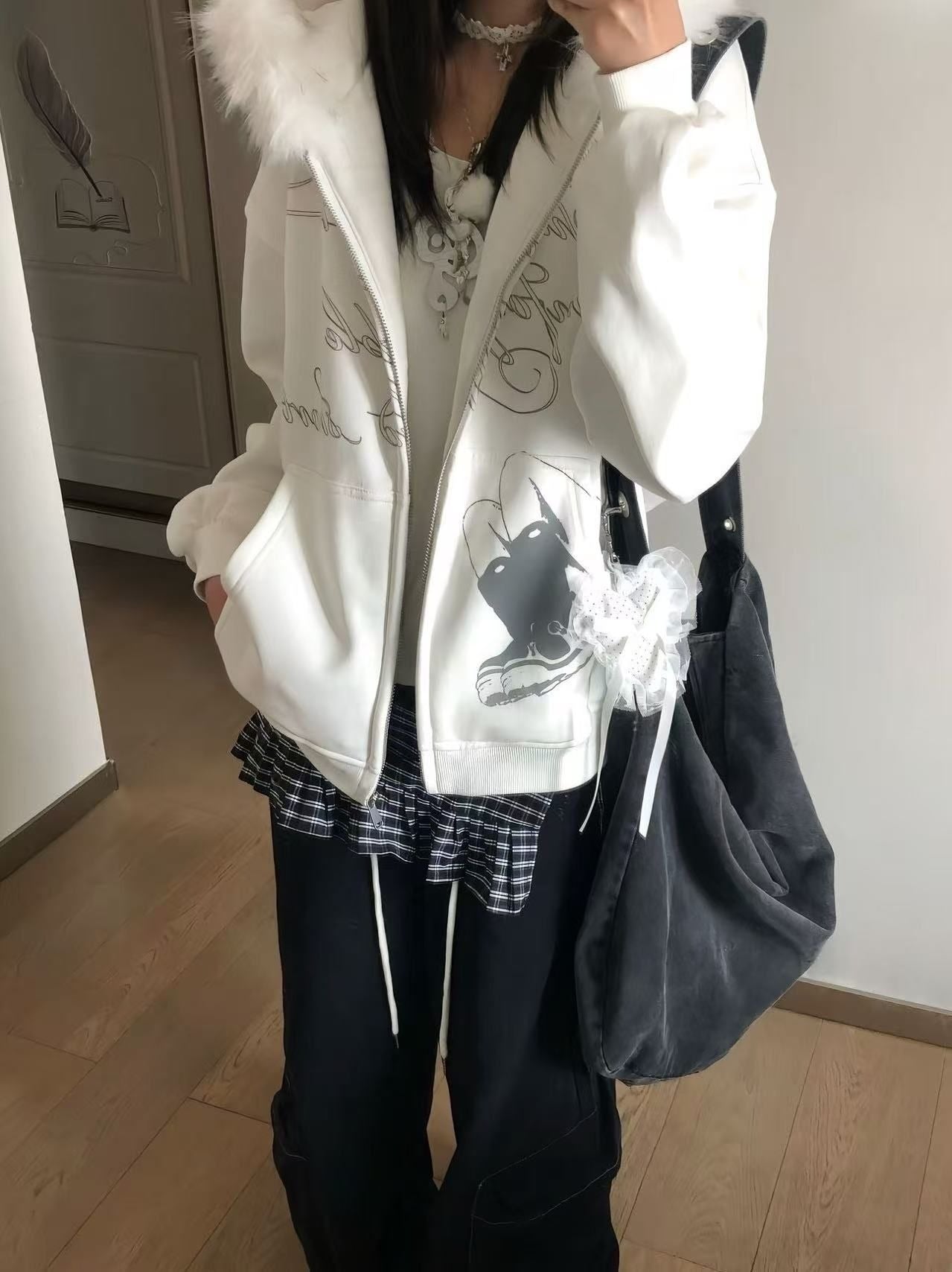 レディース トップス パーカー スウェット 羽織 前開き 長袖 ドロップショルダー 萌袖 フード オーバーサイズ  フェミニン ファスナー ポケット フェイクファー かわいい 大人可愛い きれいめ シンプル カジュアル 上品 おしゃれ こなれ感 ガーリー 抜け感 ベーシック プリント 春 秋 学生 学校 通学 お出かけ お泊まり 休日 高原 ガーデン ショッピング カフェ ランチ 普段使い 着回し 定番 M L XL 2XL 大きいサイズ ゆったり 白 ホワイト