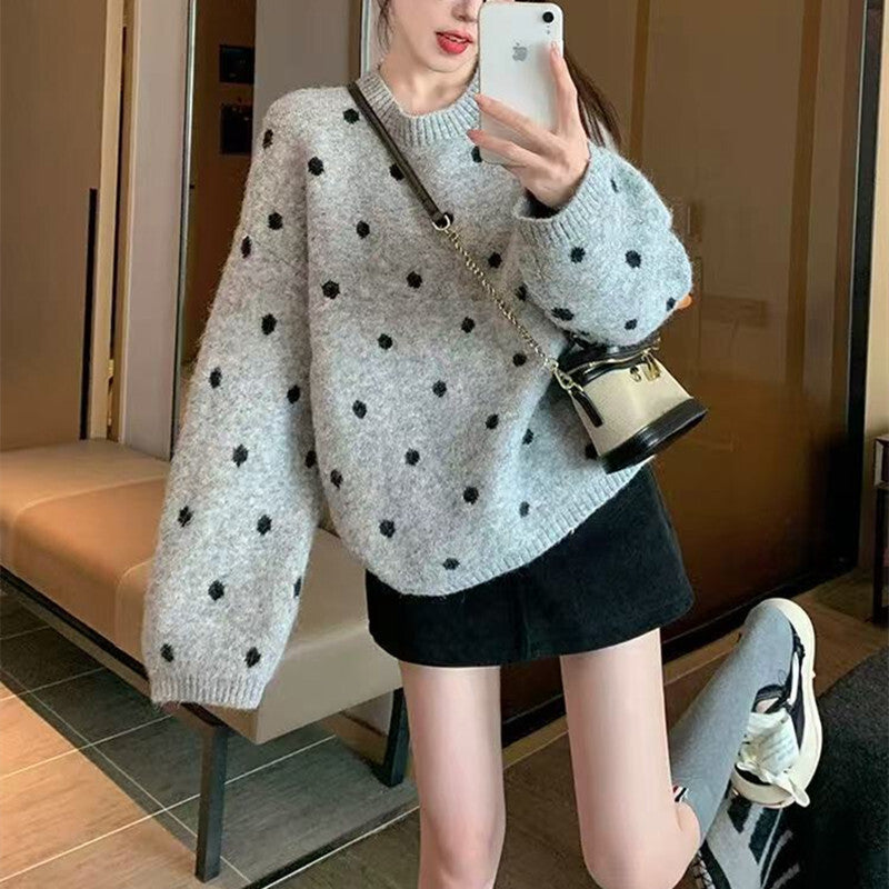 レディース トップス ニット セーター 長袖 ラウンドネック フェミニン かわいい 大人可愛い きれいめ シンプル カジュアル おしゃれ レトロ こなれ感 ガーリー 主役級 存在感 キュート ドット柄 水玉 秋 冬 デート お出かけ 公園 女子会 休日 韓国 オルチャン 暖かい 普段使い 着回し モテ 清楚 ゆったり ゆる フリーサイズ グレー アプリコット