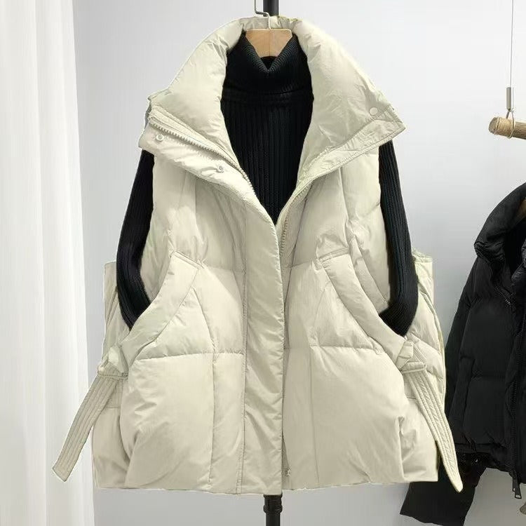 レディース ベスト アウター 上着 羽織 前開き 中綿ベスト ミドル丈 袖なし ノースリーブ スタンドカラー フェミニン ファスナー ポケット ボタン 中綿 かわいい 大人可愛い きれいめ シンプル カジュアル 上品 おしゃれ こなれ感 抜け感 ベーシック 無地 秋 冬 通勤 学生 学校 通学 デート お出かけ お泊まり 女子会 休日 高原 ガーデン ショッピング カフェ 暖かい 防寒 普段使い 着回し M L XL 2XL 3XL 大きいサイズ ゆったり 黒 ブラック 茶色 ブラウン オフホワイト