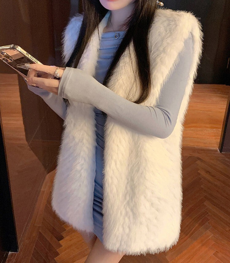 レディース ベスト 羽織 前開き ミディアム 袖なし ノースリーブ Vネック フェミニン フェイクファー かわいい 大人可愛い きれいめ シンプル 上品 おしゃれ こなれ感 存在感 キュート 都会的 ラグジュアリー 無地 秋 冬 誕生日 バレンタイン クリスマス ママ デート お出かけ パーティー イベント 旅行 レストラン 女子会 休日 ホテル ショッピング カフェ 普段使い 着回し ゆったり ゆる フリーサイズ グレー カーキ ベーシックカラー 大人カラー