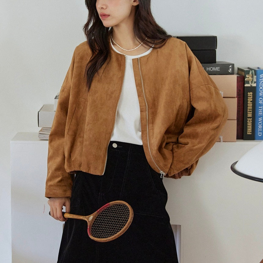 レディース ジャケット ブルゾン アウター 上着 ショート 長袖 ノーカラー ストリート ファスナー ポケット ハイウエスト ヴィンテージ アメカジ スウェード きれいめ シンプル 上品 かっこいい レトロ こなれ感 ラフ メンズライク マニッシュ ボーイッシュ クール モード系 抜け感 ベーシック アメリカン アクティブ ナチュラル ワイルド 無地 秋 冬 お出かけ イベント 旅行 休日 重ね着 体型カバー 普段使い 着回し レイヤード S M L XL 小さいサイズ 大きいサイズ 茶色 ブラウン