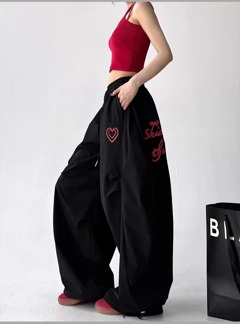 レディース パンツ ボトムス ジャージ ワイド きれいめ シンプル カジュアル おしゃれ かっこいい ラフ ボーイッシュ ルーズ 無地 オールシーズン 男女兼用 ママ 学生 部活 お出かけ アウトドア キャンプ ジム 休日 コーデ 楽ちん 普段使い 定番 S M L XL 2XL ホワイト ブラック ボーイッシュ スポーティー ラブリー キュート キャンプ イベント リゾート 旅行 ビーチ バカンス ホテル ガーデン ショッピング ライブ お花見 合コン コンパ 婚活 フェス ツーリング お家時間