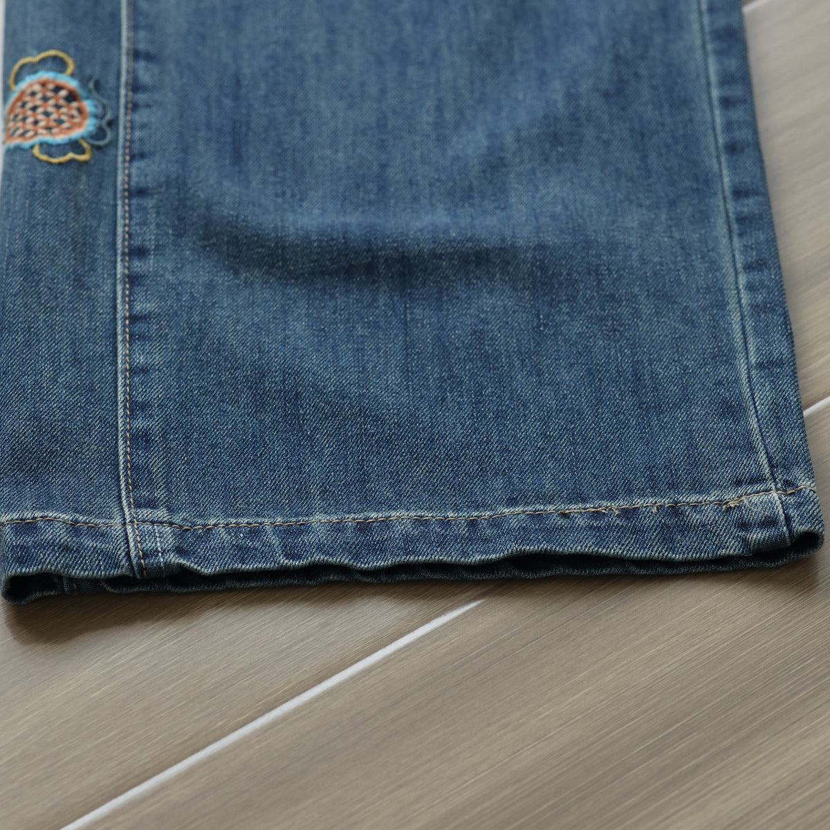 レディース パンツ ボトムス デニム Gパン ストレートパンツ ワイドパンツ デニムパンツ 刺繍 ポケット ウエストゴム アメカジ かわいい 大人可愛い シンプル カジュアル 上品 おしゃれ レトロ こなれ感 ラフ キュート ベーシック ナチュラル 無地 春 夏 秋 冬 オールシーズン シーズンレス ママ 学生 学校 通学 デート お出かけ アウトドア 旅行 公園 女子会 休日 高原 ガーデン ショッピング お花見 カフェ ランチ お家時間 楽ちん 体型カバー 普段使い 着回し M L XL ブルー