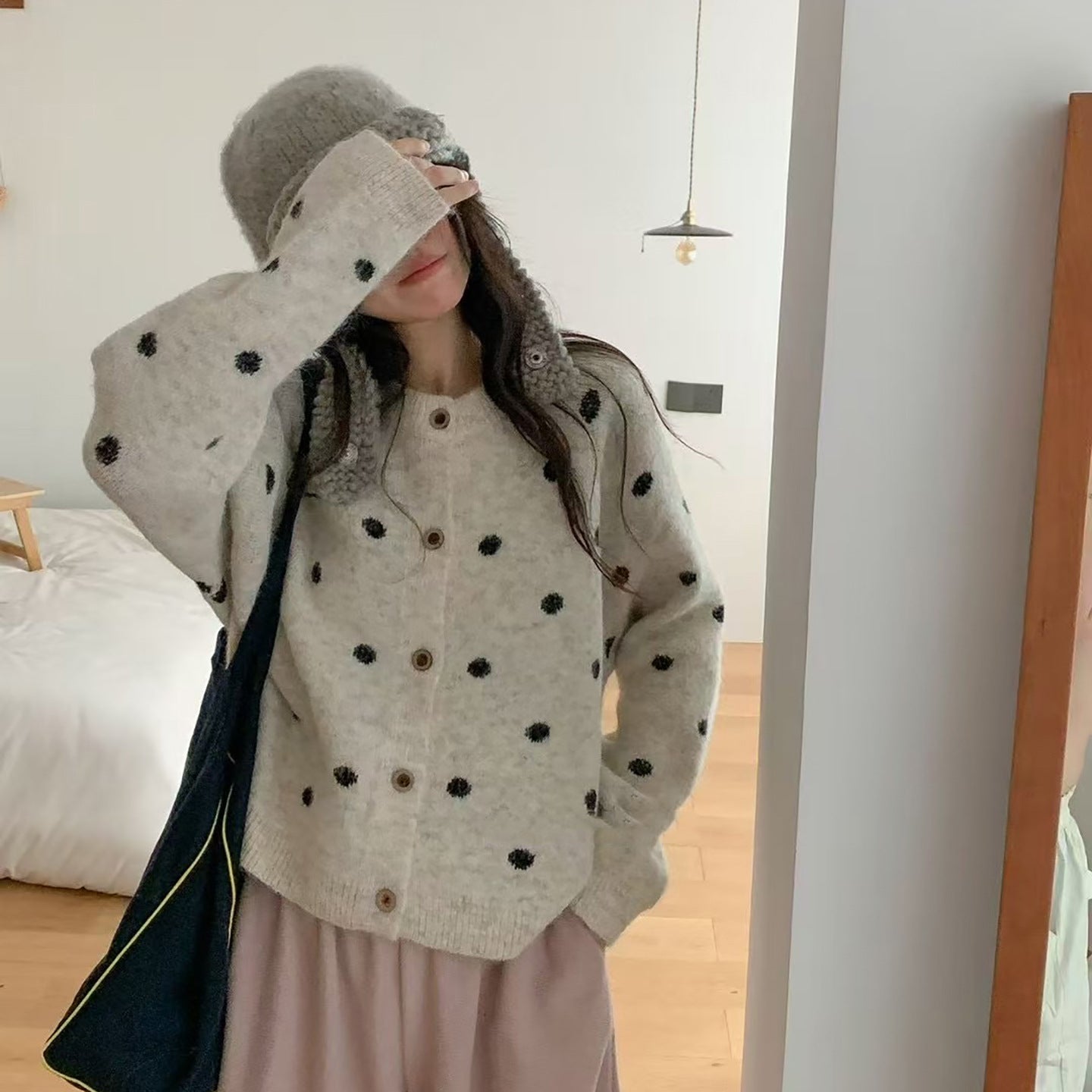 レディース トップス ニット カーディガン 羽織 前開き 長袖 ラグラン ラウンドネック 襟なし ワイド オーバーサイズ ボタン かわいい 大人可愛い きれいめ シンプル カジュアル 上品 おしゃれ こなれ感 ガーリー キュート 抜け感 ナチュラル ドット柄 水玉 秋 冬 ママ 通勤 学生 学校 通学 デート お出かけ 旅行 レストラン 女子会 休日 ホテル ショッピング カフェ モノトーン 普段使い 着回し トレンド 流行 ゆったり ゆる フリーサイズ グレー ブラウン ベージュ ベーシックカラー