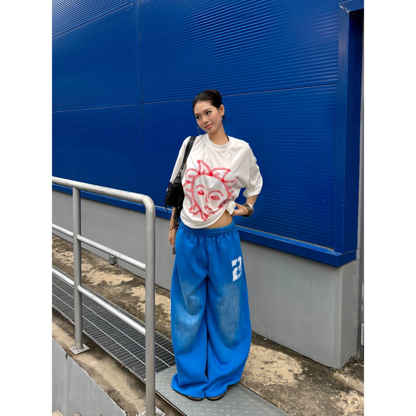レディース パンツ ボトムス ロングパンツ ワイドパンツ ロング ワイド ストレート Iライン 裾ワイド ポケット ハイウエスト ウエストゴム 薄手 大人可愛い おしゃれ かっこいい エキゾチック こなれ感 ラフ ボーイッシュ 個性的 主役級 存在感 ロゴ 春 夏 秋 冬 オールシーズン ママ デート お出かけ お泊まり 旅行 ジム 公園 女子会 韓国 オルチャン 楽ちん 体型カバー 普段使い インスタ映え S M L XL 2XL 大きいサイズ ゆったり ゆる 黒 ブラック ブルー