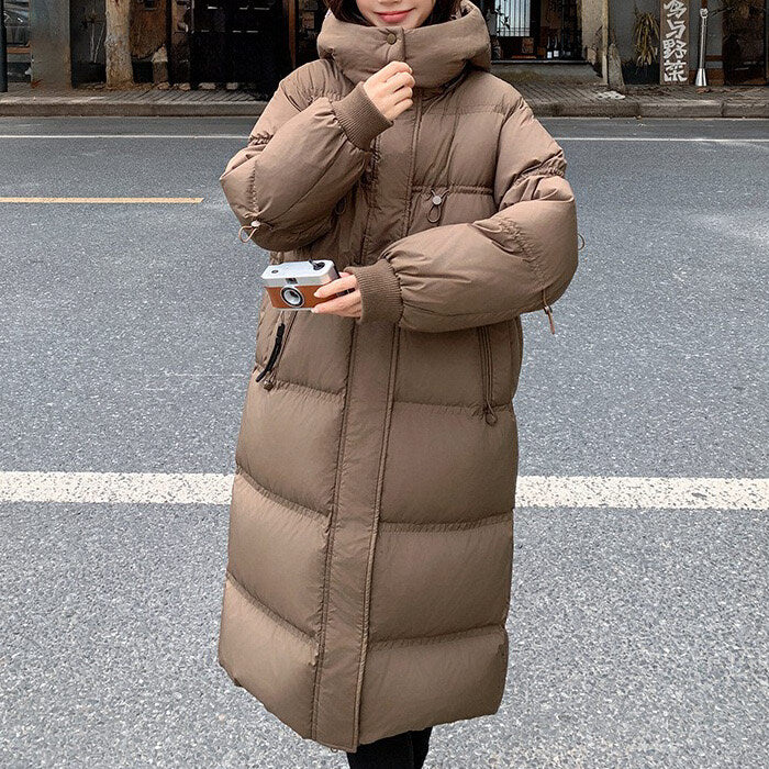 保温裏地付き レディース コート アウター 上着 ダウン 羽織 前開き ダウンコート 膝下 長袖 ドロップショルダー フード ファスナー ポケット ボタン 大人可愛い きれいめ シンプル カジュアル 上品 おしゃれ こなれ感 ガーリー 抜け感 ベーシック 無地 秋 冬 通勤 学生 学校 通学 デート お出かけ お泊まり 女子会 休日 高原 ガーデン ショッピング 暖かい 防寒 普段使い 着回し 定番 XL 2XL 3XL 4XL 5XL 6XL 大きいサイズ ゆったり 黒 ブラック 茶色 ブラウン