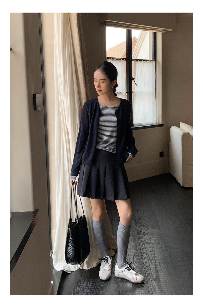 レディース トップス カーディガン 上着 羽織 ショート 長袖 ラウンドネック スリム 細身 前開き ボタン 大人可愛い シンプル カジュアル おしゃれ かっこいい こなれ感 ラフ 個性的 主役級 存在感 無地 春 夏 秋 ママ オフィス 通勤 デート お出かけ 旅行 公園 合コン 重ね着 韓国 オルチャン 体型カバー 美脚 脚長 普段使い 着回し レイヤード モテ 清楚 トレンド 流行 インスタ映え フリーサイズ 白 ホワイト オフホワイト ネイビー