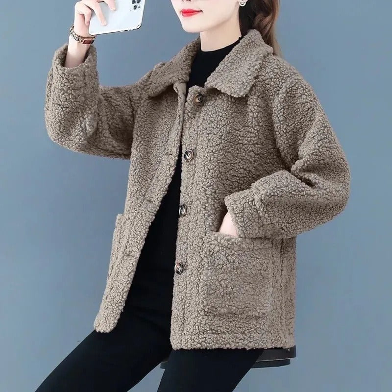 レディース ジャケット 上着 ボア ボアブルゾン 襟付きボアブルゾン ふんわり ゆったり 長袖 襟付き もこもこ ふわふわ ふっくら 前開き ボタン かわいい 大人可愛い シンプル カジュアル おしゃれ こなれ感 ラフ 主役級 存在感 抜け感 ナチュラル 無地 秋 冬 デート お出かけ 女子会 休日 ショッピング カフェ 散歩 重ね着 体型カバー 普段使い 着回し レイヤード 定番 スタイルアップ スタイリッシュ XL 2XL 3XL 4XL コーヒーブラウン カーキ レッド