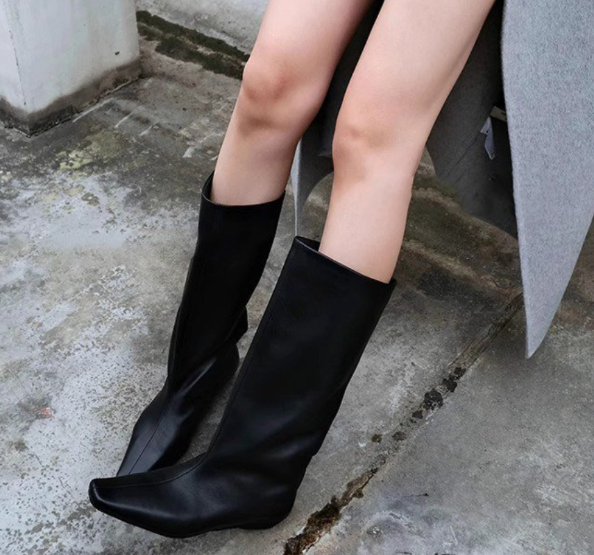 レディース ブーツ ロングブーツ ローヒール スクエアトゥ 美脚 脚長 かわいい 大人可愛い きれいめ シンプル カジュアル 上品 おしゃれ かっこいい 主役級 存在感 こなれ感 抜け感 無地 秋 冬 無地 通勤 デート お出かけ パーティー イベント リゾート 旅行 海外 ホテル レストラン 休日 デイリー 普段使い 韓国 高見え 格上げ 22.5cm 23.0cm 23.5cm 24.0cm 24.5cm 25.0cm 黒 ブラック グレー